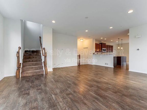 4th image of 112 Waterbury Cir