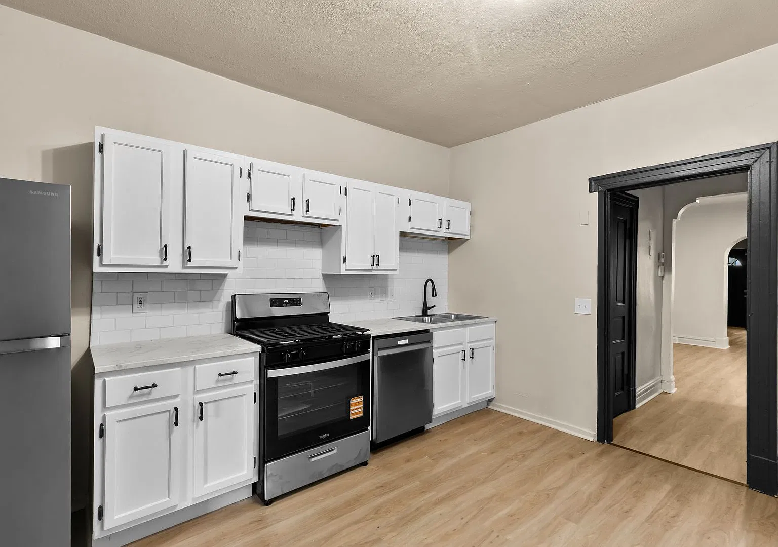 Spacious 3 Bed / 1 Bath 1,300 Sq Ft $1,395/mo 4747 Alabama — Photo 1