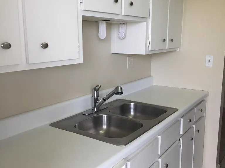 LA BELLE HARBOR CONDOS — Photo 4
