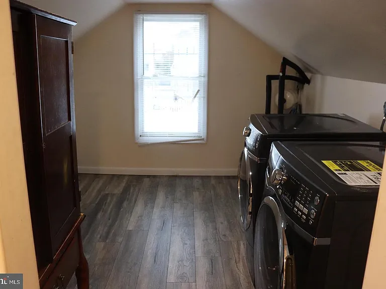 410 Winters Ln — Photo 12