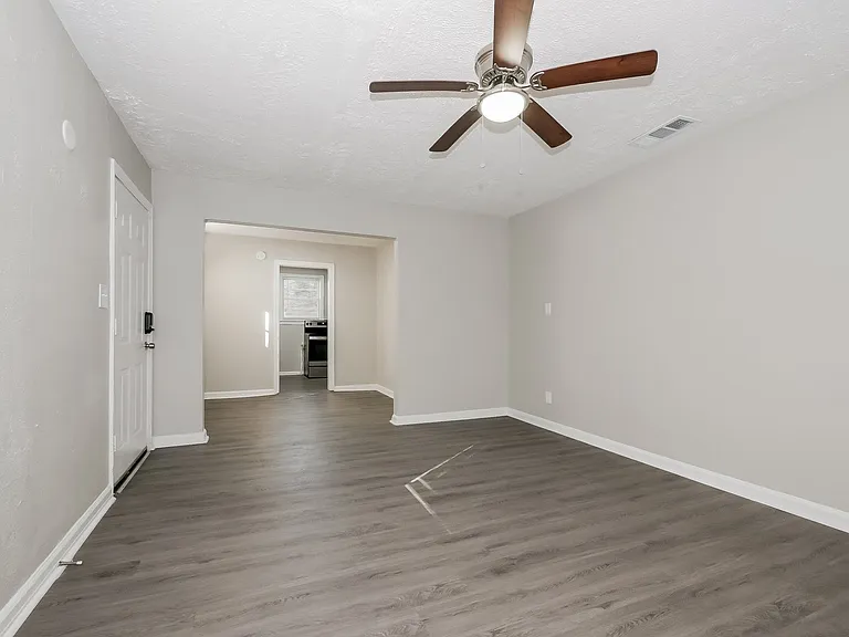 1139029_017_living_room_13244036.jpg