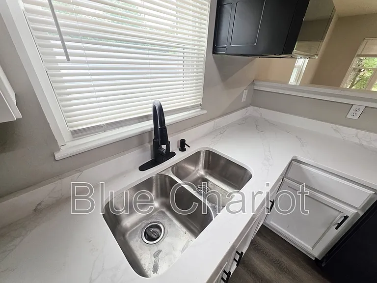 837 Waring St — Photo 15
