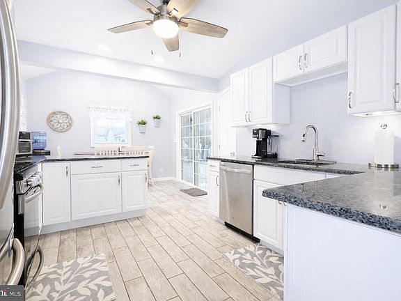 3rd image of 418 Perkins Ln