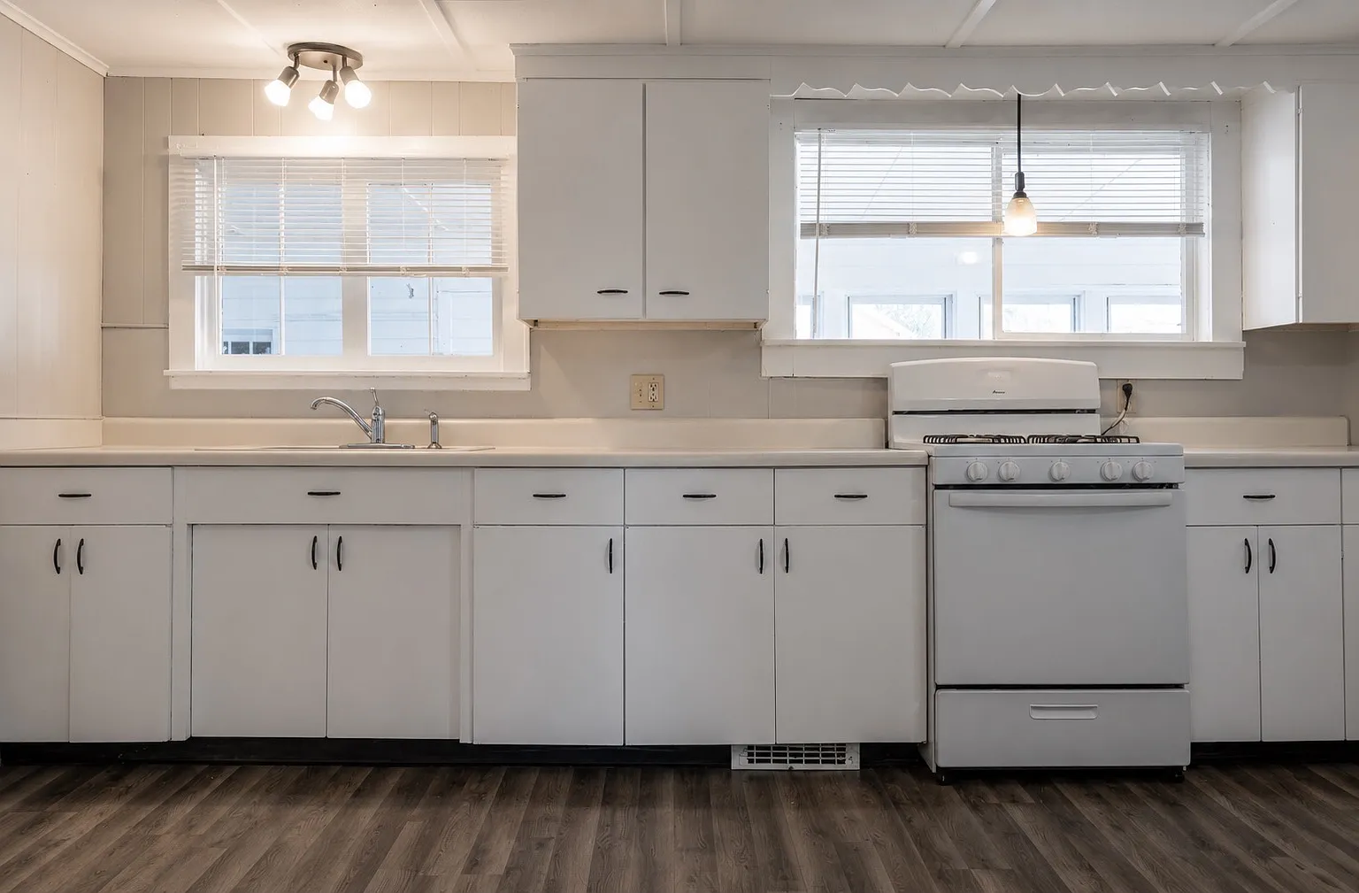 446 Thomas St — Photo 3