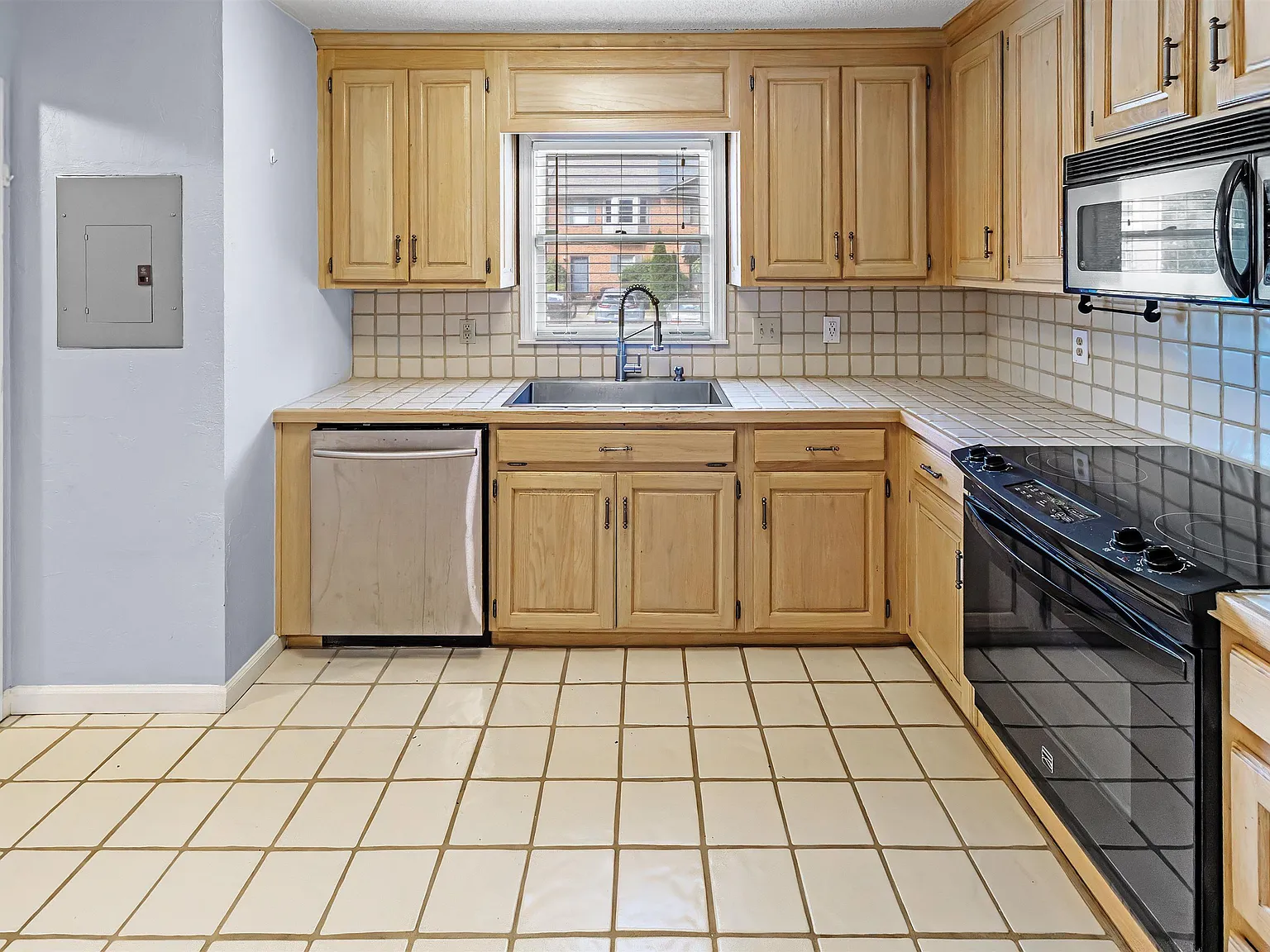 2 bed, 2.5 bath, $2,100 — Photo 3