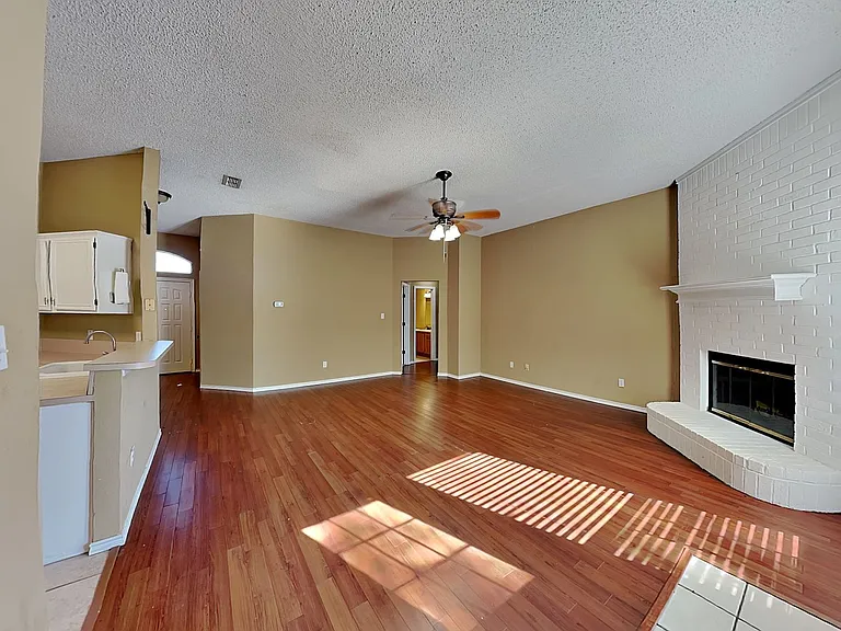 10517 Lone Pine Ln — Photo 2