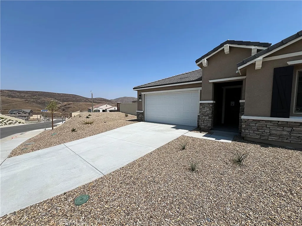 4 bed, 2191 sqft, $3,650 — Photo 2