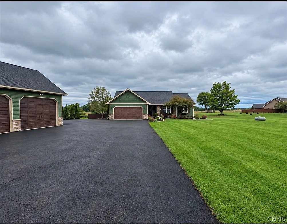 5 bed, 3.0 bath, 2386 sqft, $5,000 — Photo 3