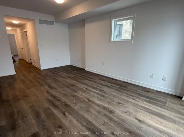 3 Bancroft Ln #220, Richmond Hill, ON L4E 1M1