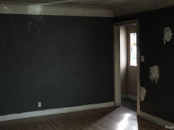 3rd image of 15716 Manor St
