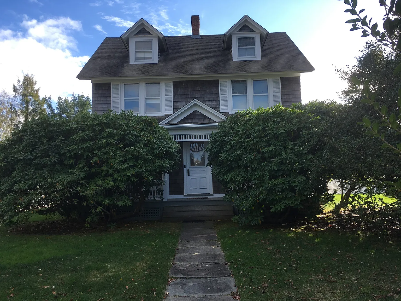 In Southampton Village With 6 Bedrooms and Heated Pool — Photo 1