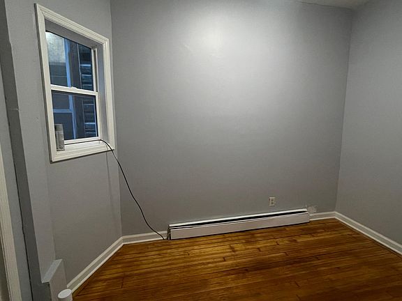 office can be used as aditional bedroom no closet