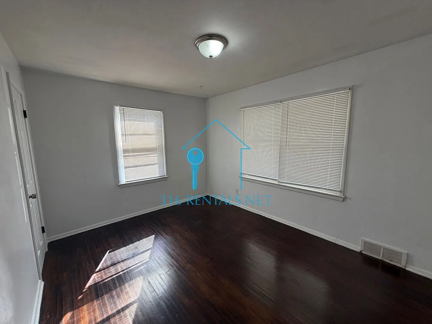 $1,025- 3 bedroom / 1 bathroom - Single Family Home — Photo 3