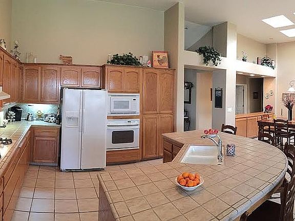 3rd image of 671 Millbrook St