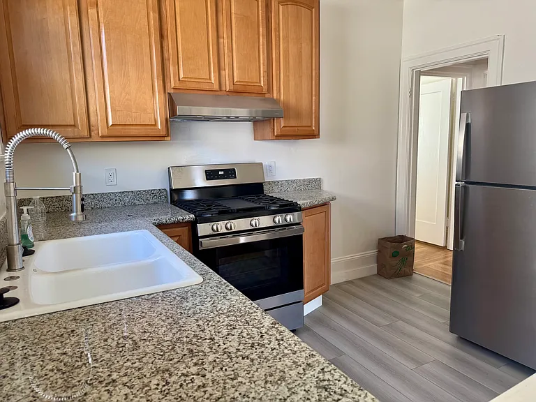 2220 Lakeshore Ave #5 — Photo 4