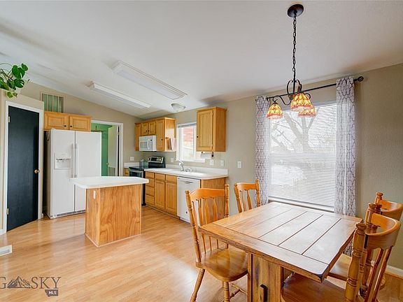 4th image of 806 Golden West Dr