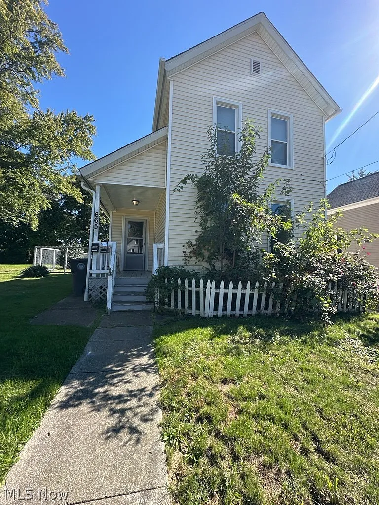 665 Kling St photo 1
