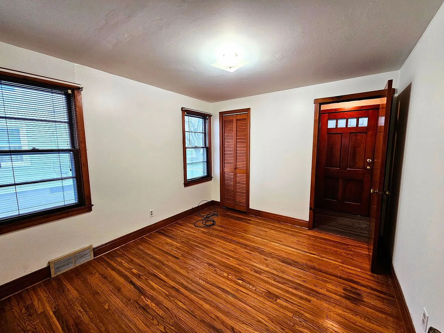 100 Kamper Avenue — Photo 4