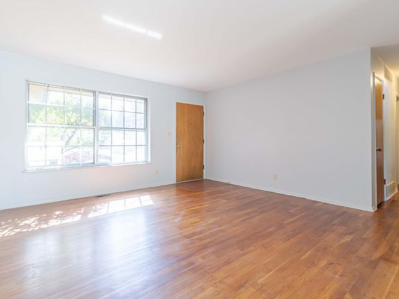 Entry/Living Room