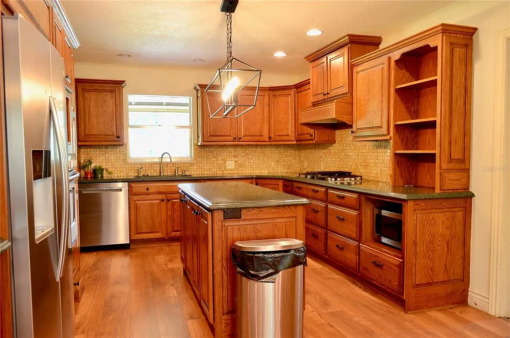 4 bed, 3.0 bath, 2325 sqft, $2,700 — Photo 4