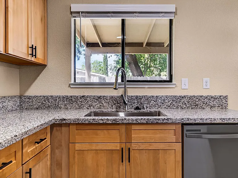 2925 Burnap Ave — Photo 6