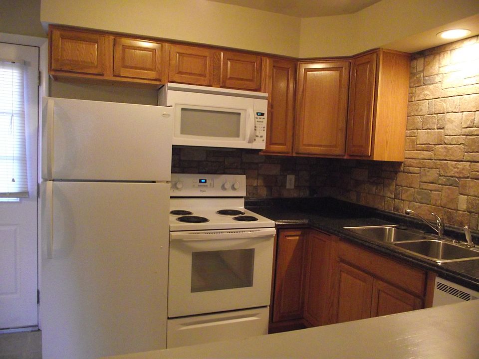 1st image of 924 E College St #924