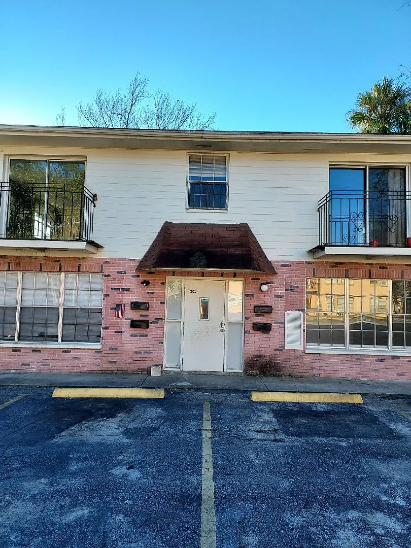2 bedroom 1 bathroom Unit Available Now — Photo 1