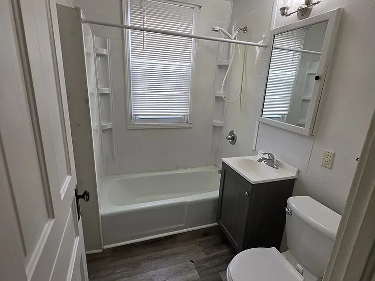 27 E 13th St — Photo 9