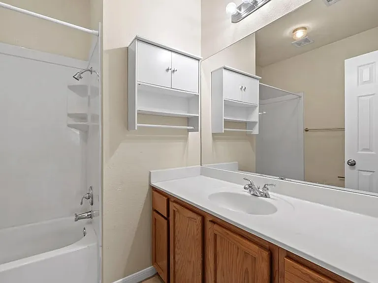 611 Zennia St #B — Photo 9
