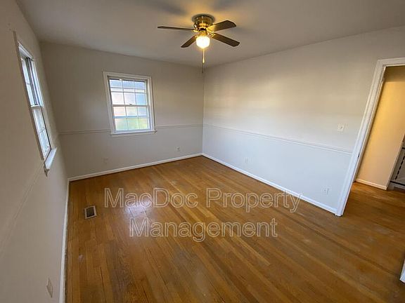 3rd image of 414 Olde Greenwich Cir