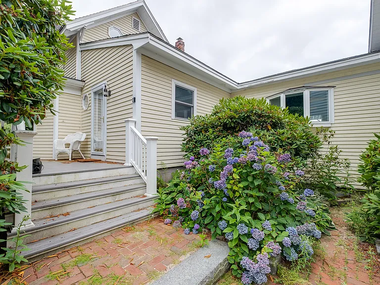 1235 Shore Rd — Photo 3