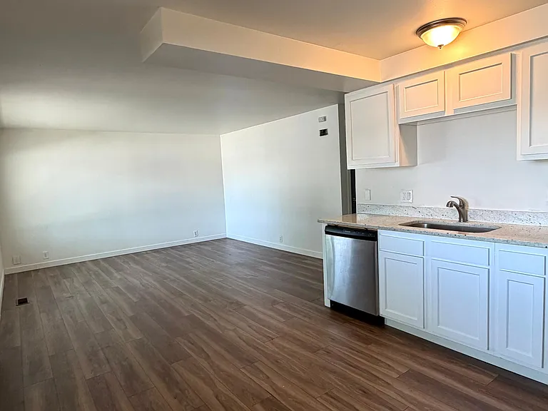 895 E Arrowhead Ln — Photo 4