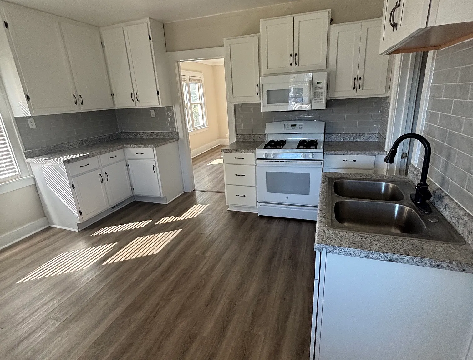 3 bed, 900 sqft, $1,695 — Photo 2