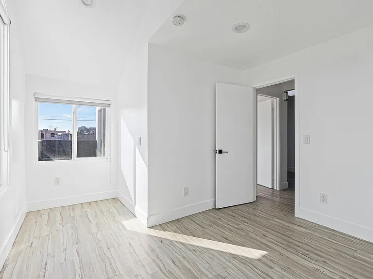 850 N Van Ness Ave #2 — Photo 15