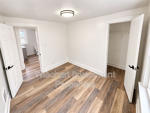 4th image of 580 W Grand Ave