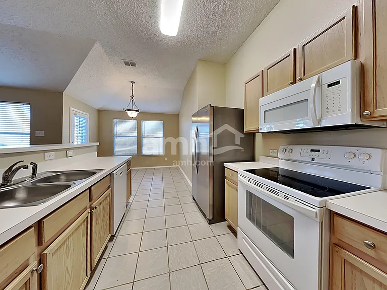 1024 Halifax Ln — Photo 3
