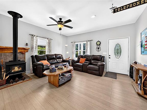 3rd image of 305 Jefferson St