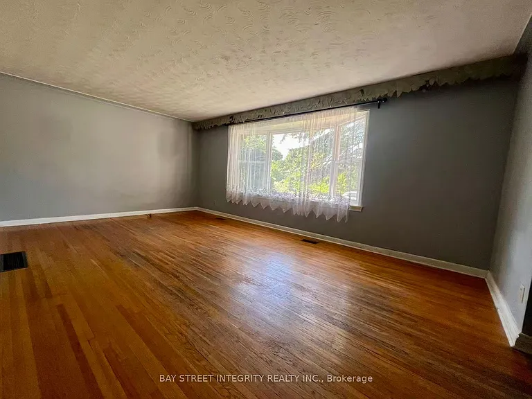 520 Lynett Cres — Photo 3