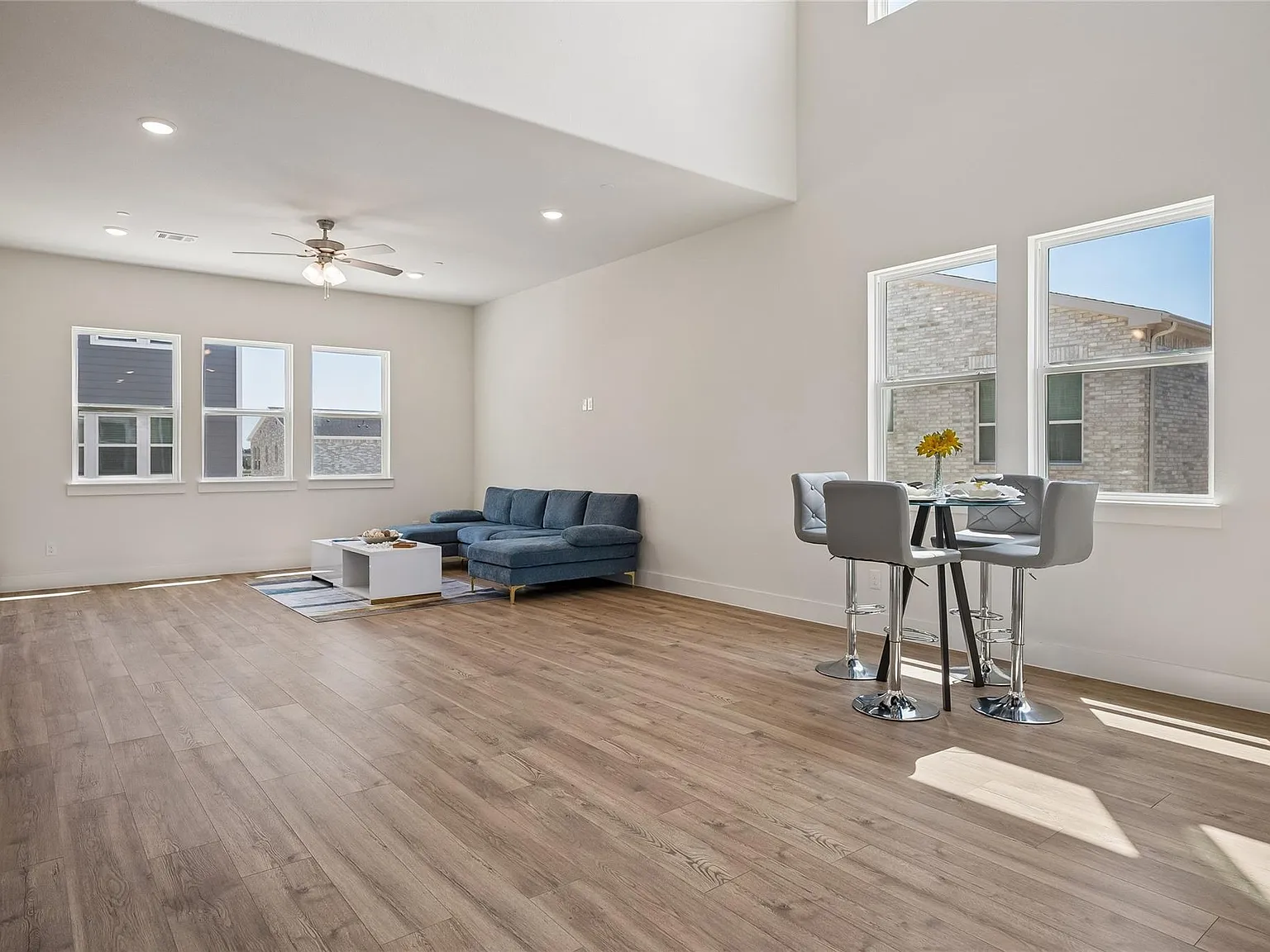 3 bed, 3.5 bath, 2222 sqft, $3,200 — Photo 3