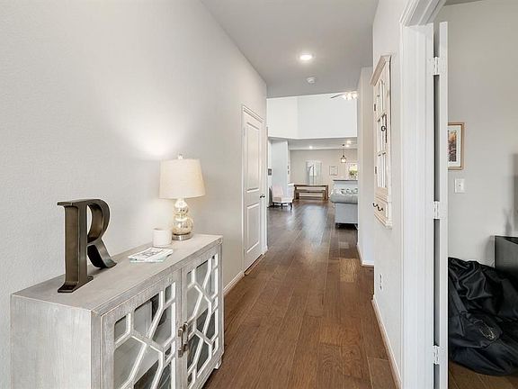 3rd image of 208 Blue Hibiscus Dr