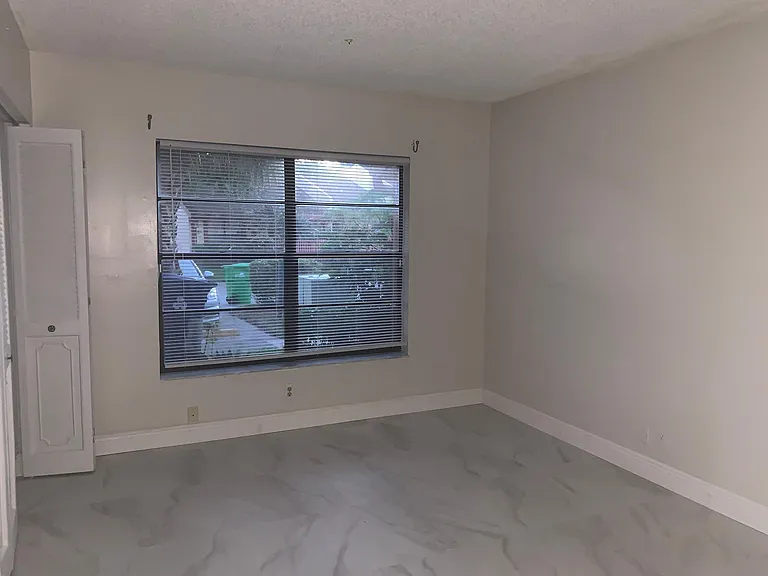 8333 NW 37th Pl — Photo 8
