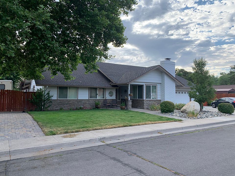 Single level 4 bedrooms 2.5 bath, 2 family rooms