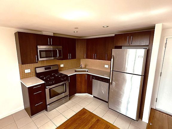 5th image of 2638 21st St APT 12D