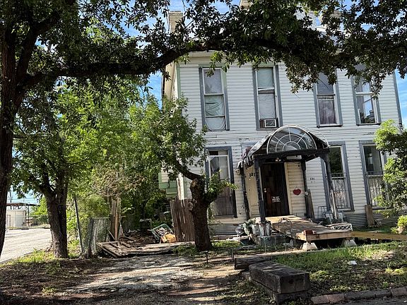 3rd image of 131 E Myrtle