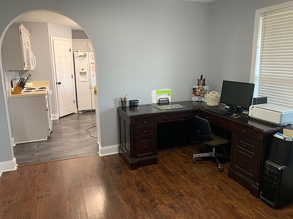 Dining room to kitchen