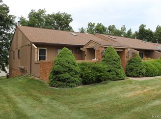 25425 Concord Ln, South Lyon, MI