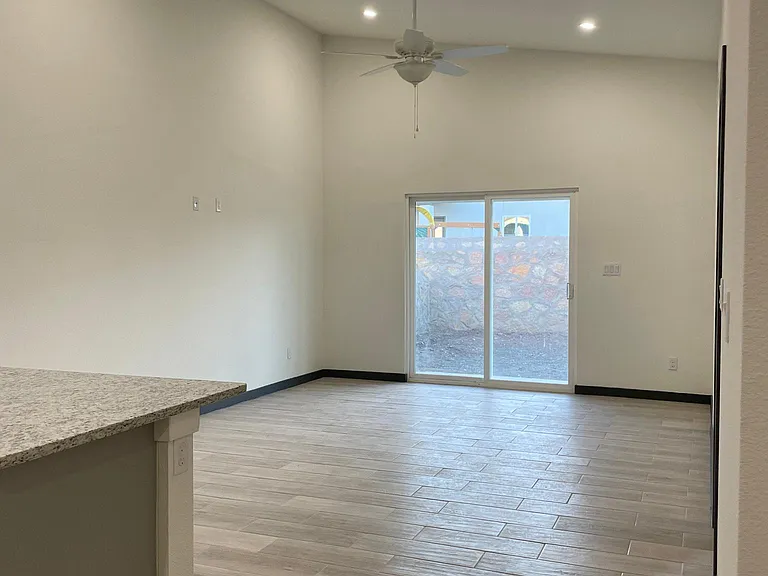 809 Hc Gilbert Minjares Dr #B — Photo 15