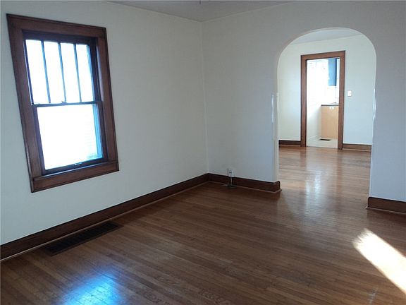 3rd image of 1652 Winton Ave