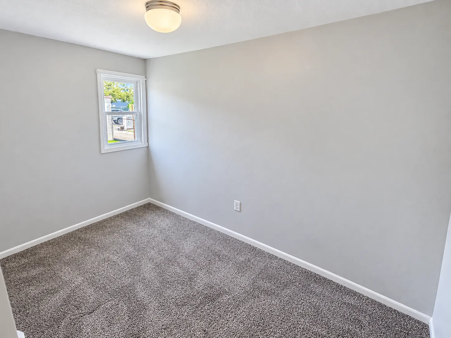 718 6th Ave — Photo 2