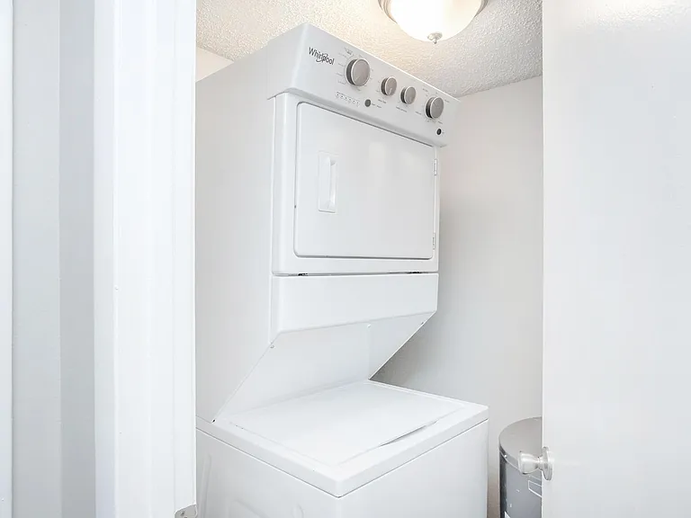 Highgate Apartments — Photo 24